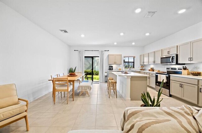 Foto del edificio - 369 NW 8th Ct