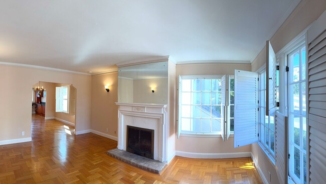 Foto del edificio - UPDATED BRIGHT 2000sf 4BR/2BA Monterey Hei...