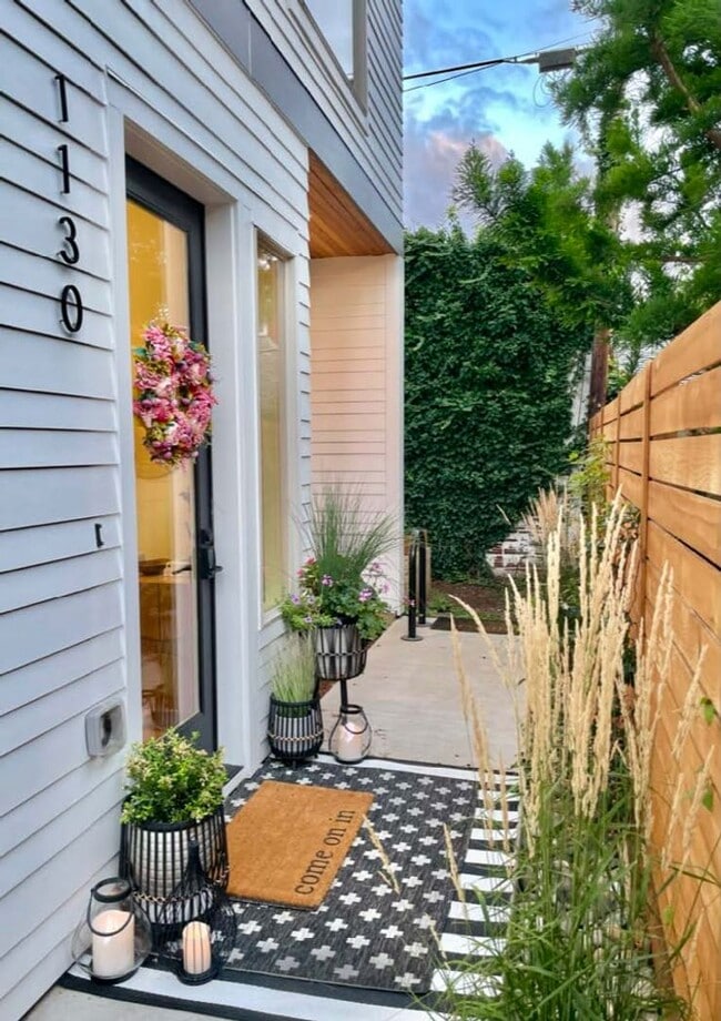 Foto del edificio - Luxurious 3 Bed, 3.5 Bath Custom Townhouse in Coveted Sellwood Location!