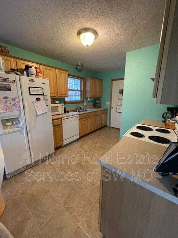Building Photo - 104 W Twin Oak Dr
