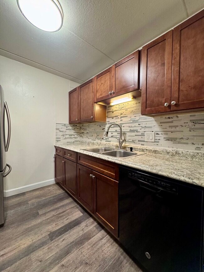 Foto del edificio - 270 Shorewood Dr