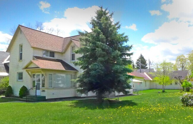 Building Photo - Tenth St 210 E