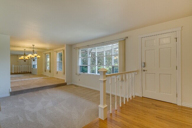 Building Photo - Gorgeous 3 bedroom home in College Hill Skyridge neighborhood of Bellevue