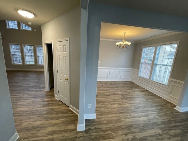 Building Photo - 3 Bedroom 2 Bathroom Available in Highland...