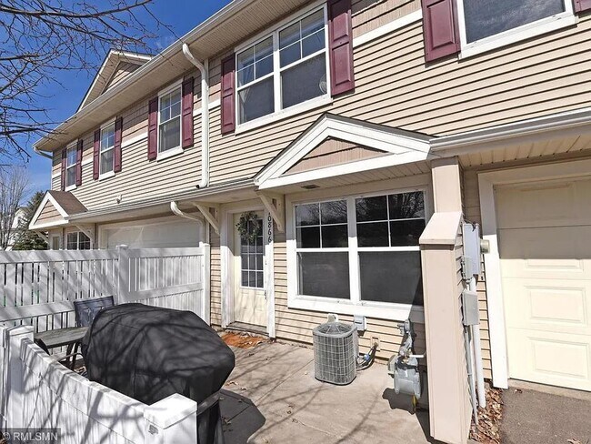 Foto del edificio - 3 Bedrooms | Loft | Upper-Level Laundry | 3-Sided Fireplace | Woodbury