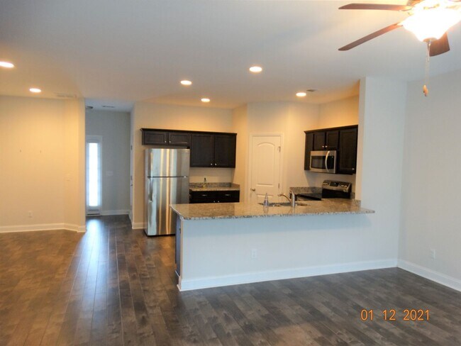 Building Photo - Townhouse available March 7 2024