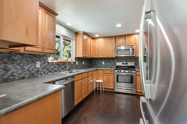 Foto del edificio - Huge fully fenced dog yard! RV/Boat extra parking! 4 bdrm 2.25 bath. Minutes to I-5, Everett Mall...