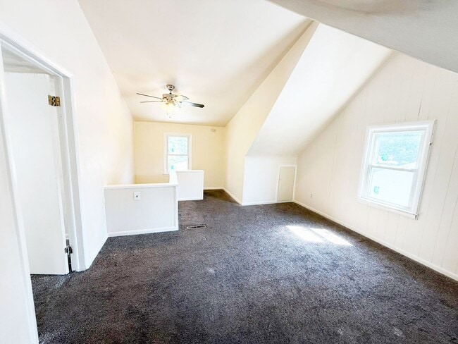 Building Photo - 3 BED 1 BATH BEAUTIFUL SINGLE FAMILY HOME ...