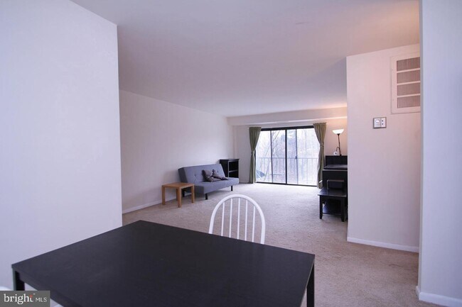 Building Photo - 575 Thayer Ave