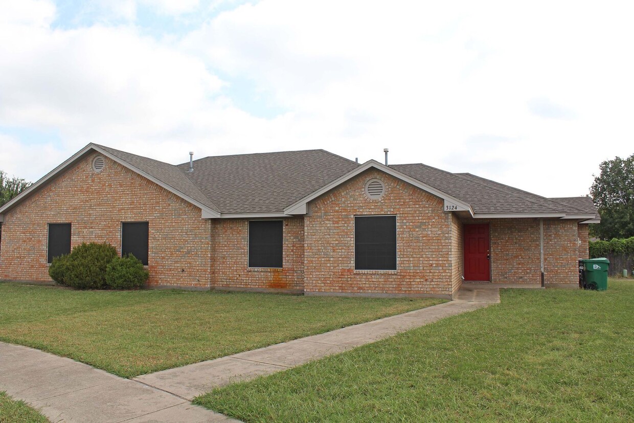 Primary Photo - Great 3 Bdrm 2 Bath 1/2 Duplex in Denton Tx