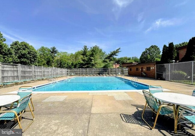 Building Photo - 1509 S George Mason Dr