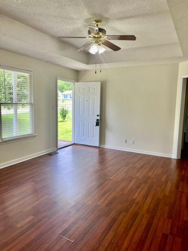 Building Photo - AVAILABLE NOW! 3 Bedroom, 1.5 Bath Home