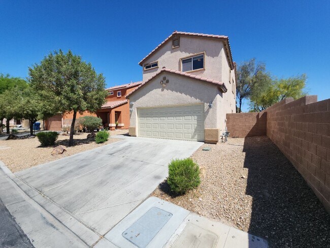 Foto del edificio - Beautiful detached home with fully fenced back yard.