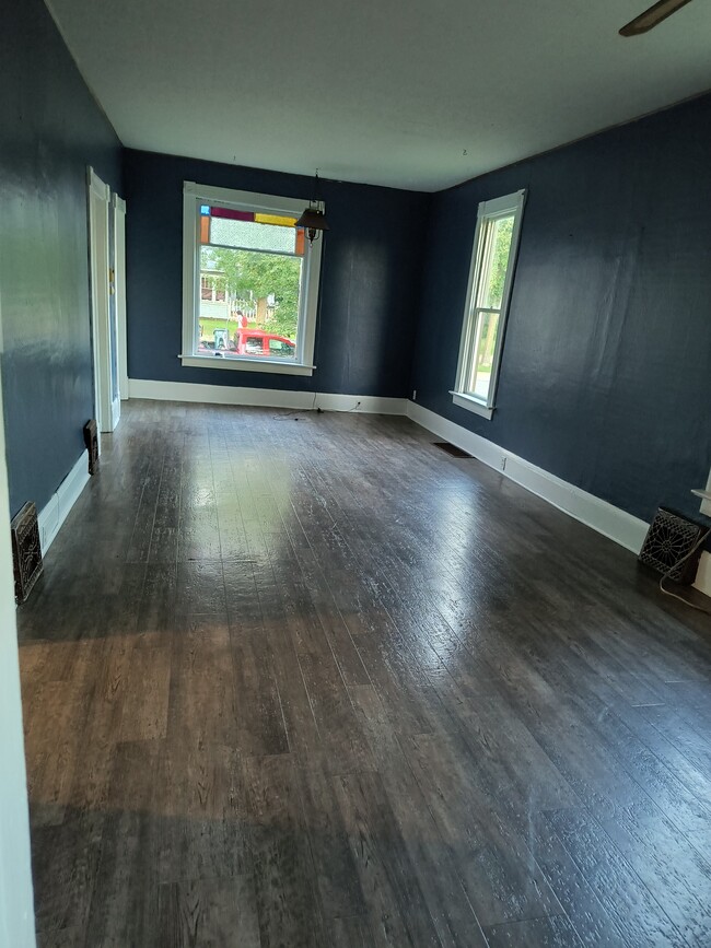 Building Photo - 315 6th St NE