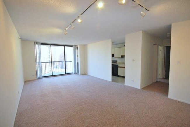 Building Photo - 1114 N La Salle Dr