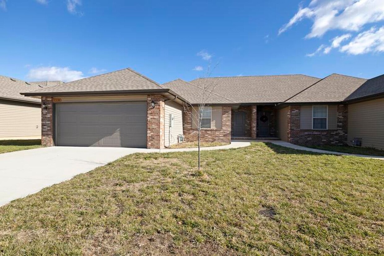 Primary Photo - Newer 3 bedroom duplex in Republic!