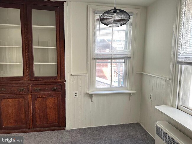 Building Photo - 102 School Ln