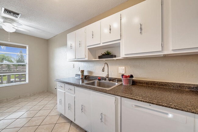 Building Photo - 2411 Papaya Dr