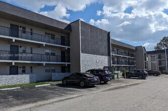 Building Photo - 8020 N Colony Cir
