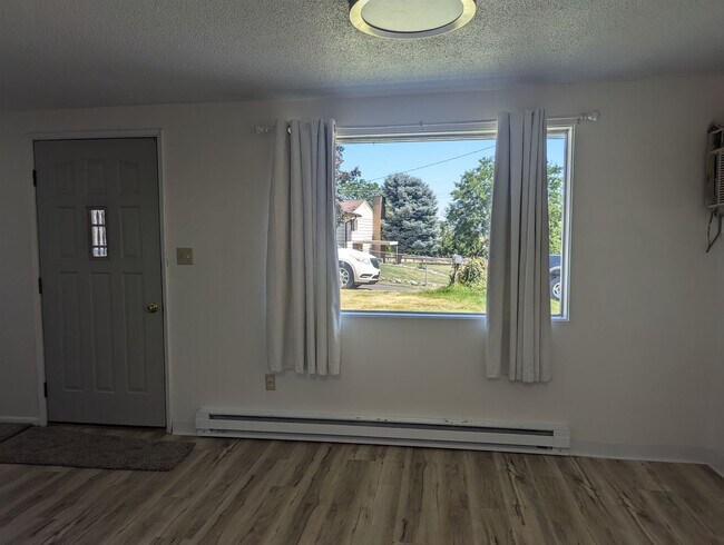 Foto del edificio - 2 Bedroom Pet-friendly Clarkston Apartment...