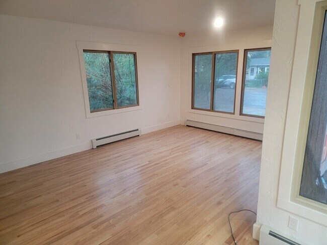 Foto del edificio - 1001 E Baker St