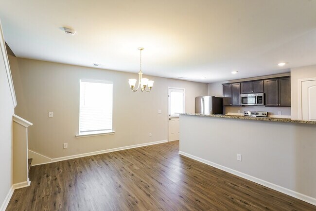 Foto del edificio - 408 Bronson Dr