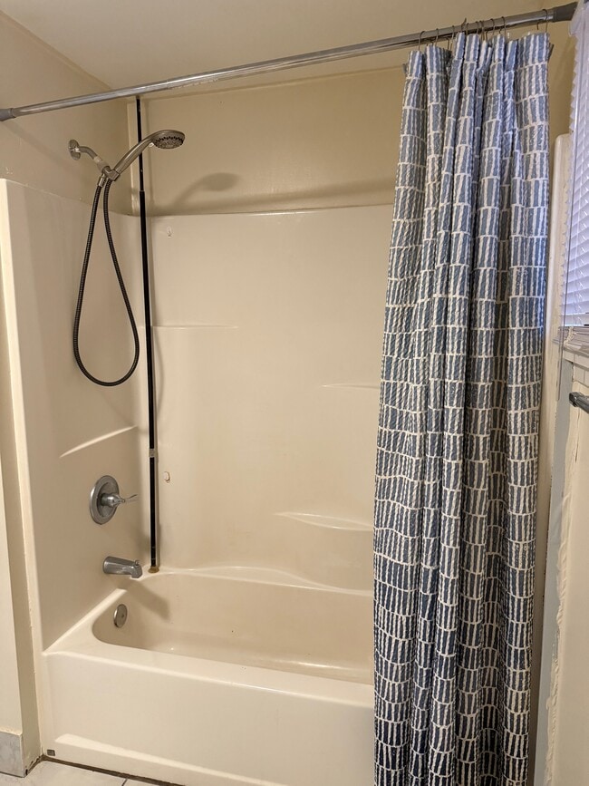 Foto del edificio - 7038 Hillside Rd