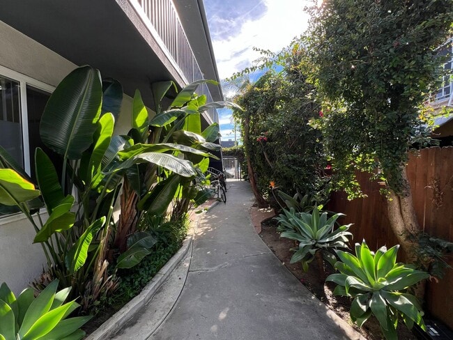 Foto del edificio - 12737 Matteson Ave