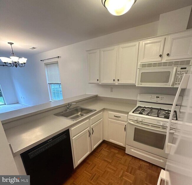 Building Photo - 3205 S Carriage Ct