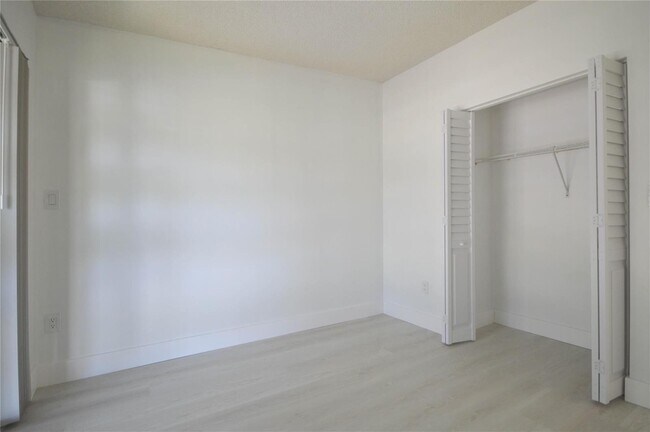 Foto del edificio - 9499 W McNab Rd