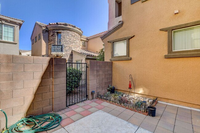 Building Photo - Great Guard Gated home In Traccia Summerli...