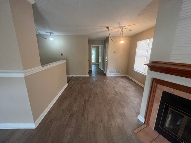 Building Photo - 3BR/3 full bath townhome! Over 1800 sq ft!...