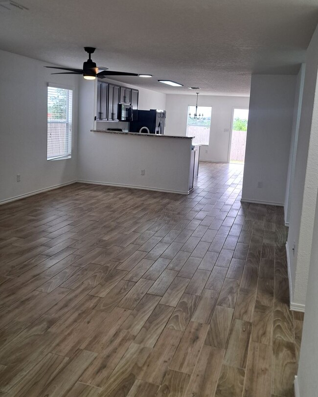 Building Photo - Modern 3-Bedroom Home Available Now!