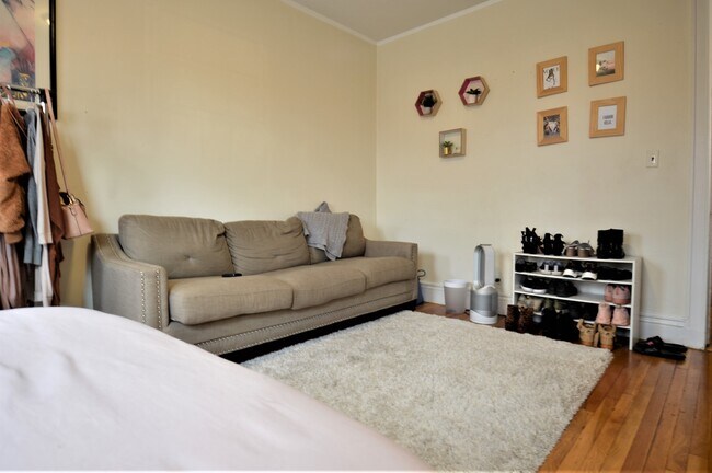 Building Photo - 376 Riverway