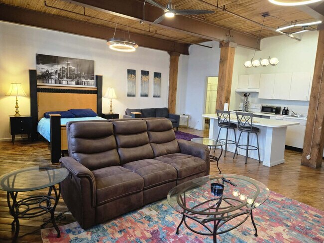 Building Photo - 227 Iron St