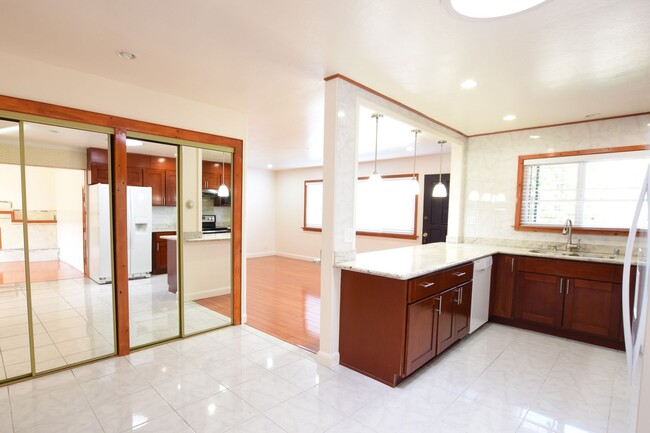 Foto del edificio - Updated 3 Bedroom 2 Bath Single Family Hom...