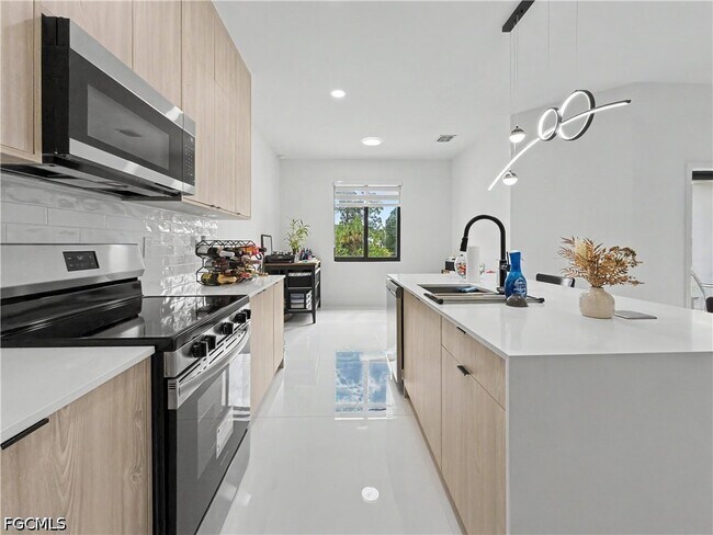 Foto del edificio - 402 Thompson Ave