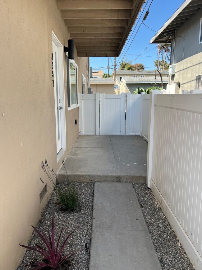 Foto del edificio - Midtown Gorgeous Updated Apartment! 2/2 downstairs!