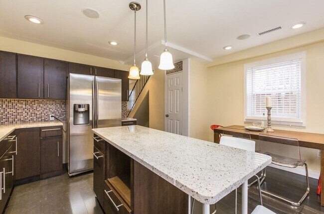 Building Photo - Stunning 3-Bed/2.5 Bath Townhouse in Fairm...
