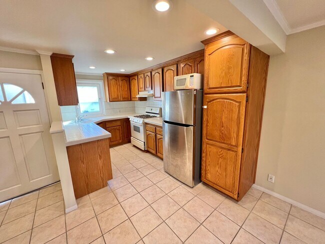 Foto del edificio - Peninsula Living just steps to the Beach - Garage included