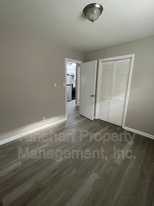 Foto del edificio - 1045 W Meadow Dr