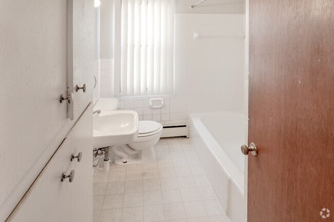 2BR, 1BA - 780 SF - Como Court
