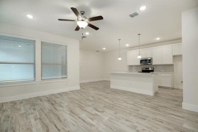Building Photo - 438 Parkline Dr
