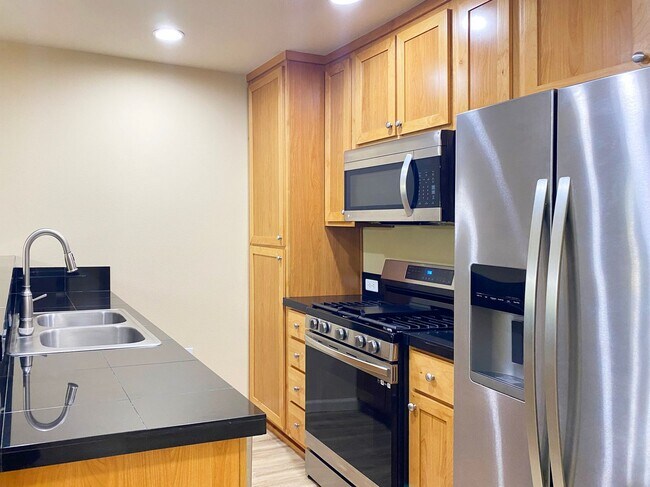 Building Photo - Darling Ground Level 3 Bedroom Condo with ...