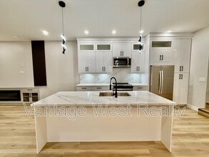 Building Photo - 1669 Highland Dr N