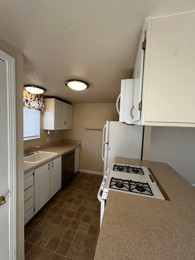 Cocina Gally - 888 Rutledge Dr