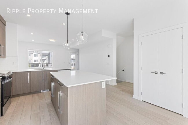 Building Photo - AMAZING 4 BEDS/ 2.5 BATHS TOWNHOUSE