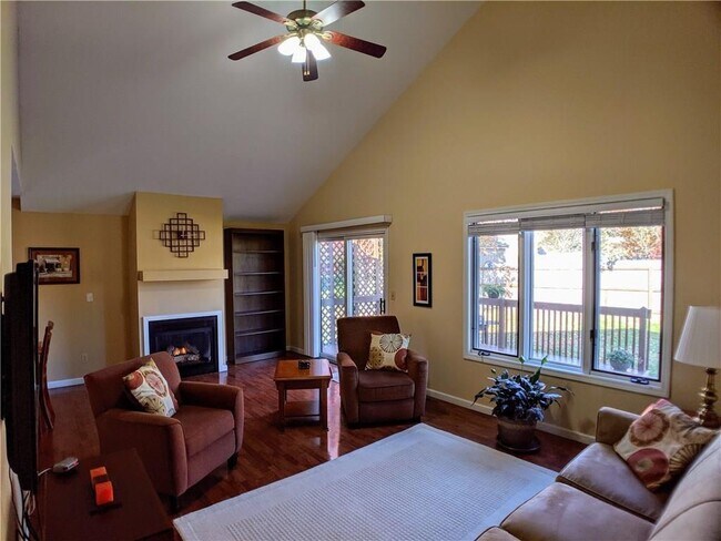 Building Photo - 5886 Regency Dr
