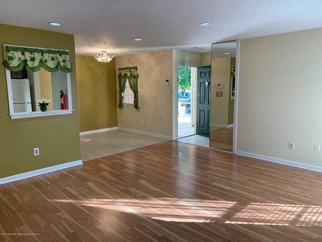 Building Photo - 143 Tanglewood Pl