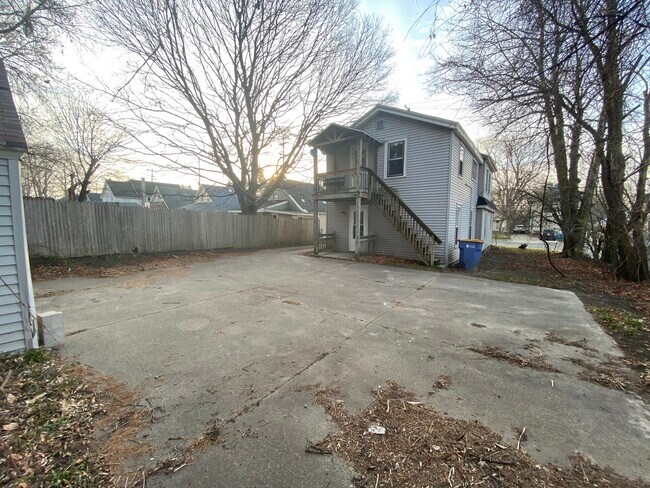 Building Photo - 517 Leonard St NE